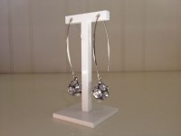 lange hangers met witte bolkralen